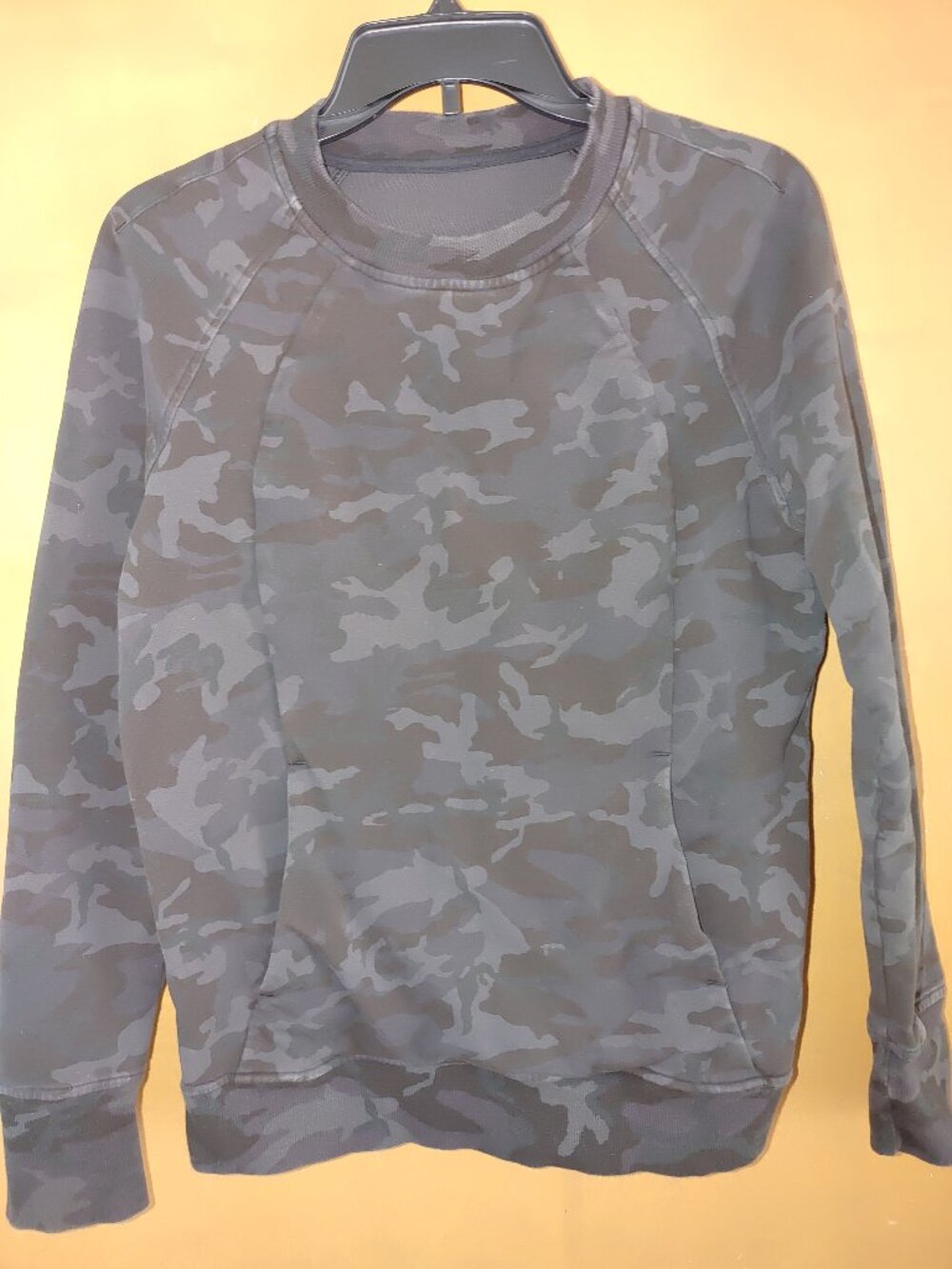 LULULEMON Woman's Long Sleeves  Camo Sweatshirt Size 6 Pre-owned